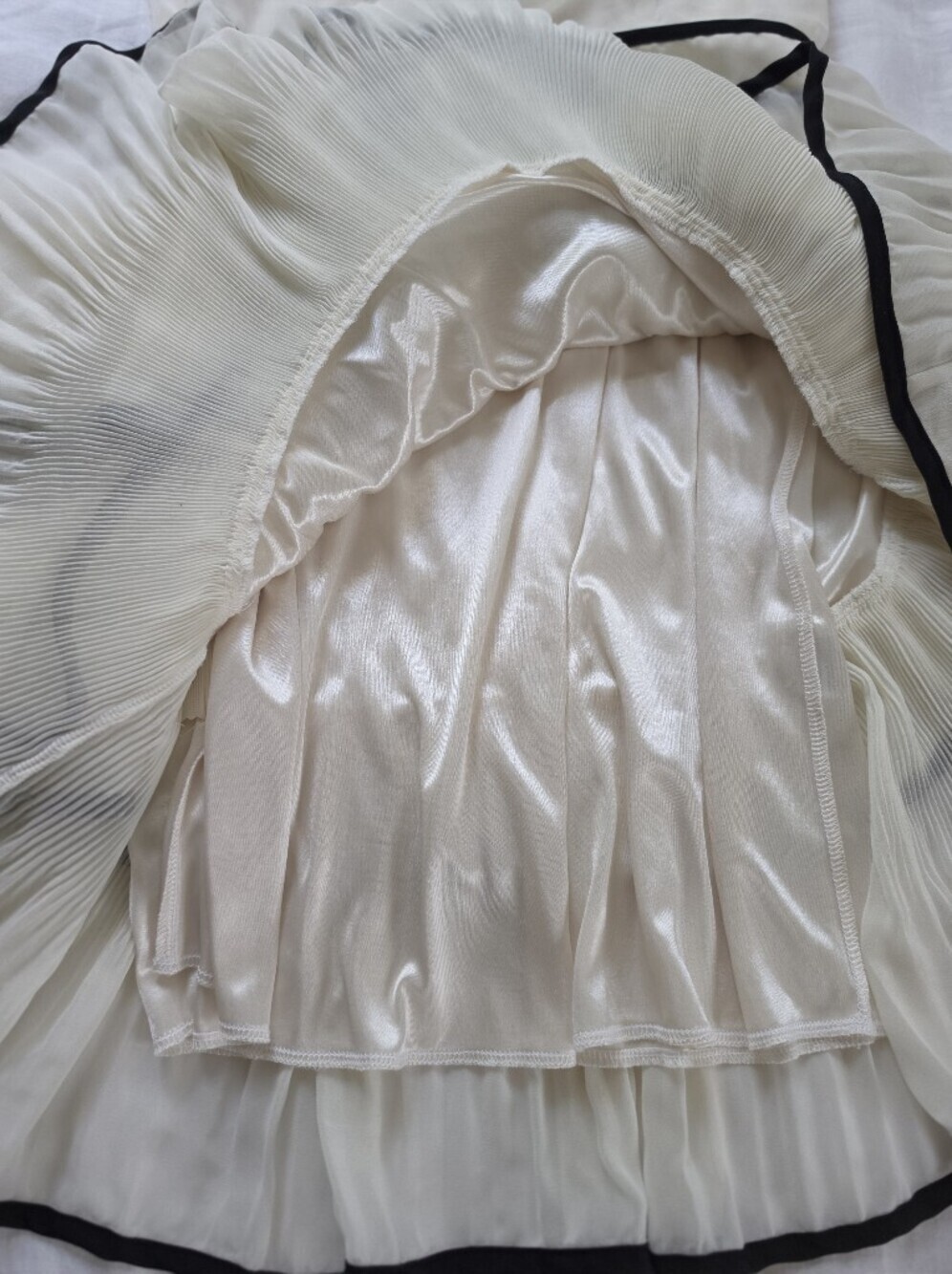 Chloe Everett Cream Tiered Mini Dress with Black Piping - Picture 6 of 8